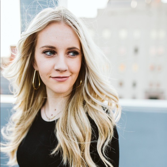 Meet your Posher, Mckenzie - Picture 1 of 1